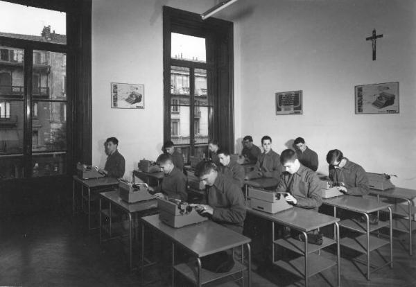 Istituto dei Ciechi di Milano - Scuola di dattilografia - Interno di aula - Allievi seduti dietro ai banchi scrivono con macchine da scrivere