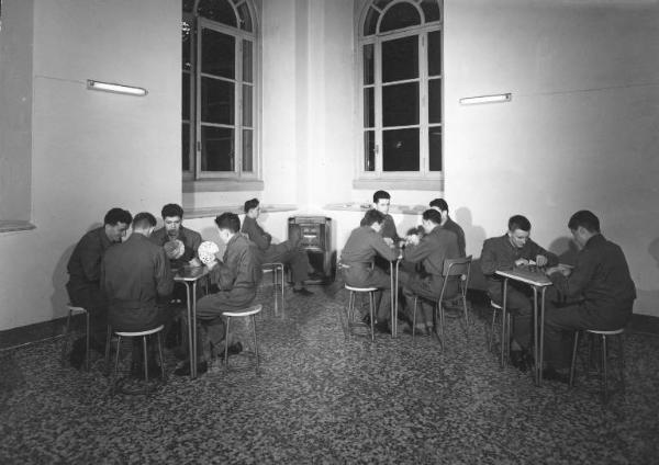 Istituto dei Ciechi di Milano - Interno - Sala di ricreazione - Allievi seduti intorno ai tavoli giocano a carte e a dama