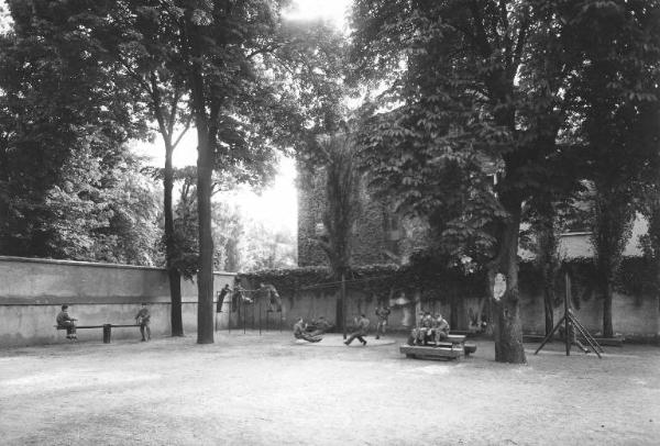Istituto dei Ciechi di Milano - Scuola - Cortile - Ricreazione - Allievi giocano con i giochi da giardino (altalena, giostra, dondolo, struttura)