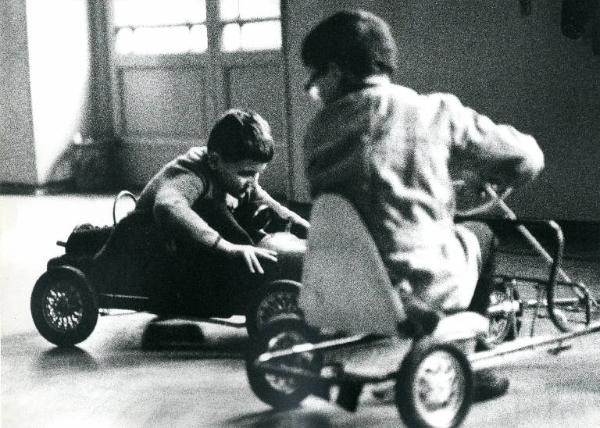 Istituto dei Ciechi di Milano - Scuola elementare - Interno aula - Laboratorio di orientamento e mobilità - Gioco - Bambini guidano automobiline