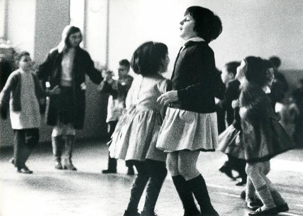 Istituto dei Ciechi di Milano - Scuola elementare - Interno aula - Laboratorio di orientamento e mobilità - Danza - Bambini - Grembiuli - Maestra