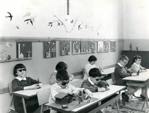 Istituto dei Ciechi di Milano - Scuola elementare - Aula scolastica - Interno - Allievi - Laboratorio di modellazione di oggetti con plastilina