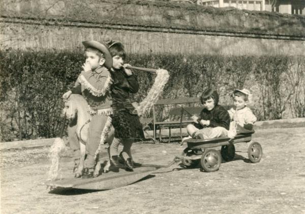 Istituto dei Ciechi di Milano - Scuola materna - Cortile - Gioco - Bambini con costume - Cavallo a dondolo con carretto