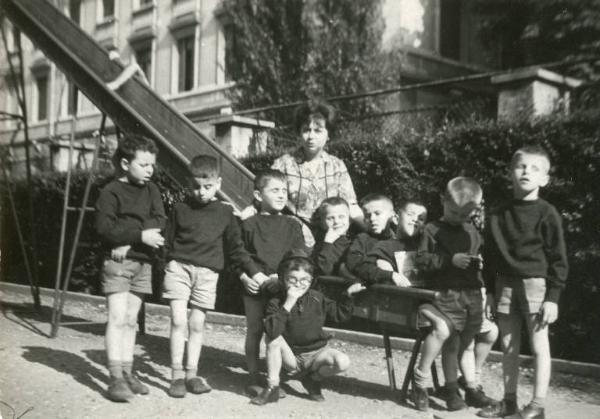 Istituto dei Ciechi di Milano - Scuola materna - Cortile - Foto di gruppo bambini con maestra sullo scivolo - Divisa