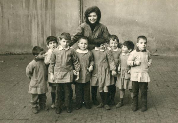 Istituto dei Ciechi di Milano - Scuola materna - Cortile - Foto di gruppo bambini con maestra - Grembiule