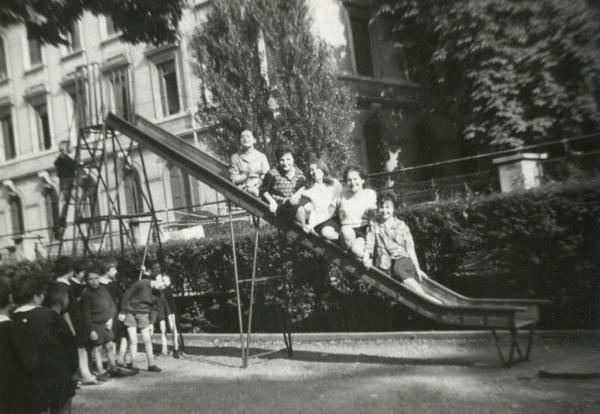 Istituto dei Ciechi di Milano - Scuola materna - Cortile - Foto di gruppo maestre sullo scivolo - Bambini in divisa