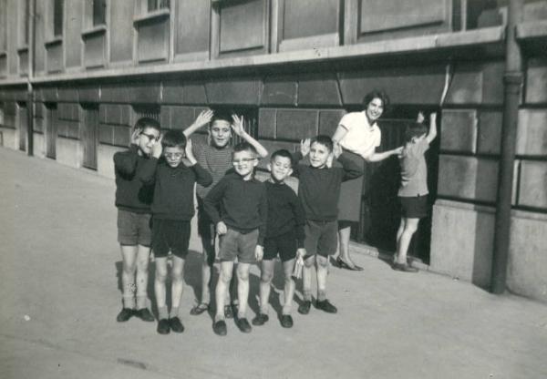 Istituto dei Ciechi di Milano - Scuola materna - Cortile - Foto di gruppo bambini con maestra - Divisa