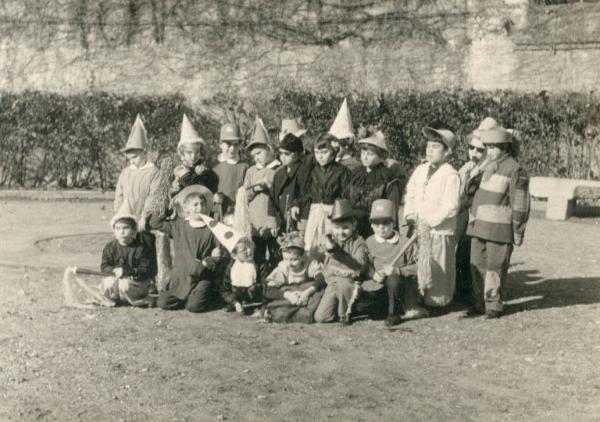 Istituto dei Ciechi di Milano - Scuola materna - Cortile - Foto di gruppo bambini con costume