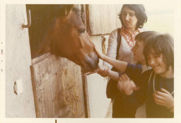Gita scolastica degli allievi della scuola elementare dell'Istituto dei Ciechi di Milano - Fattoria - Bambine accarezzano il muso di un cavallo - Insegnante