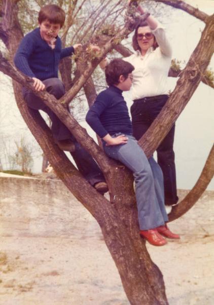 Gita scolastica degli allievi della scuola elementare dell'Istituto dei Ciechi di Milano - Bambini su un albero - Insegnante