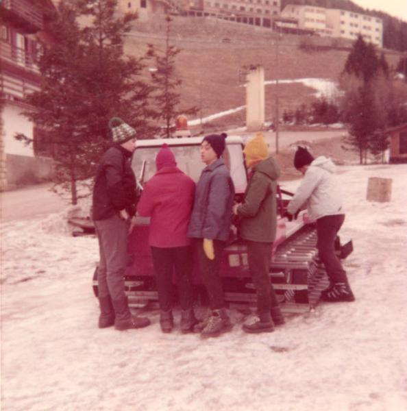 Gita scolastica degli allievi della scuola elementare dell'Istituto dei Ciechi di Milano in montagna - Neve - Gatto delle nevi - Allievi