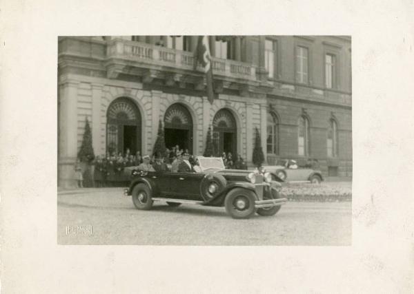 Istituto dei Ciechi di Milano - Celebrazione del novantesimo anno di Fondazione dell'Istituto - Visita del Re d'Italia Vittorio Emanuele III - Re sull'automobile - Ingresso dell'Istituto dei Ciechi