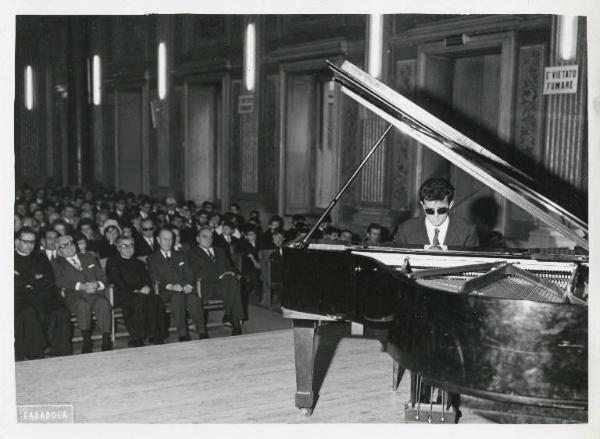 Istituto dei Ciechi di Milano - Sala dei concerti Barozzi - Interno - Inaugurazione dell'anno scolastico - Palco - Esibizione al pianoforte dell'alunno dell'Istituto Ernesto Tamagni - Platea