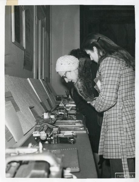 Istituto dei Ciechi di Milano - Interno - Commemorazione di Luigi Braille - Mostra di macchine da scrivere in braille - Visitatori