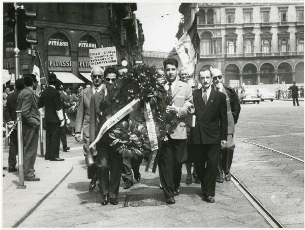 Manifestazione di protesta delle persone cieche per ottenere dal Governo il diritto alla pensione - Testa del corteo in piazza Duomo - Corona di alloro