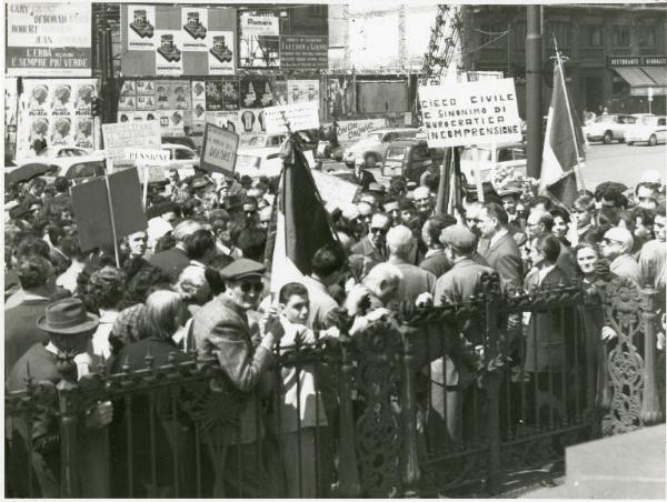 Manifestazione di protesta delle persone cieche per ottenere dal Governo il diritto alla pensione - Piazza Cinque Giornate - Termine del corteo davanti al monumento - Bandiere - Cartelli di protesta