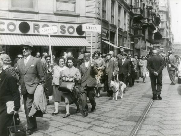 Manifestazione di protesta delle persone cieche per ottenere dal Governo il diritto alla pensione - Corteo - Cartelli delle città di provenienza - Cane guida