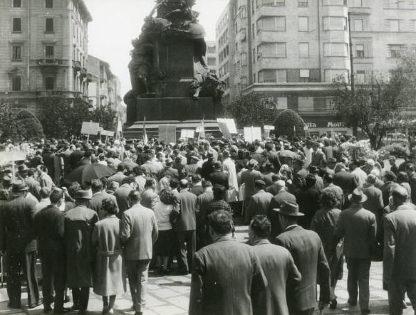 Manifestazione di protesta delle persone cieche per ottenere dal Governo il diritto alla pensione - Corteo in piazza Cinque Giornate - Deposizione delle corone davanti al monumento