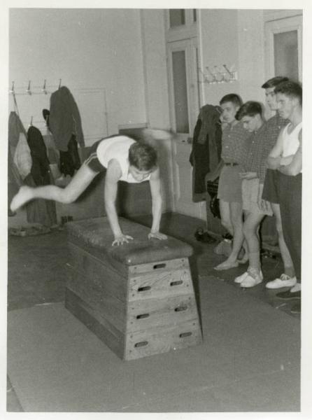 Istituto dei Ciechi di Villeurbanne - Scuola - Palestra - Interno - Educazione fisica - Lezione di ginnastica - Allievo salta il cavallo