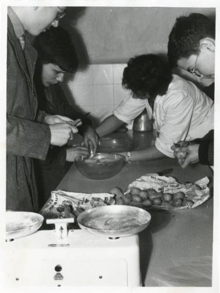 Istituto dei Ciechi di Villeurbanne - Scuola - Cucina - Interno - Laboratorio di cucina - Allievi con cuoca al lavoro