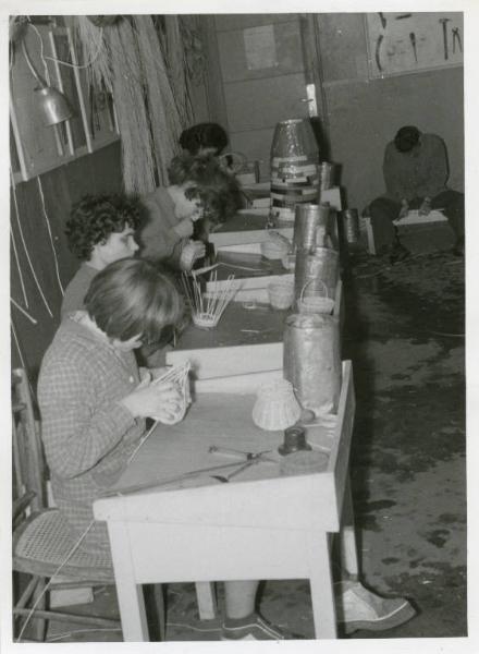 Istituto dei Ciechi di Villeurbanne - Scuola - Aula scolastica - Interno - Laboratorio di lavorazione del vimini - Allievi al lavoro