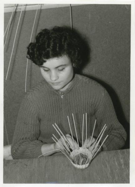 Istituto dei Ciechi di Villeurbanne - Scuola - Aula scolastica - Interno - Laboratorio di lavorazione del vimini - Allieva al lavoro - Ritratto di ragazza