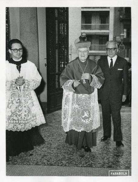 Istituto dei Ciechi di Milano - Atrio - Ingresso di Monsignor Giuseppe Schiavini con il Presidente Virginio Pozzi