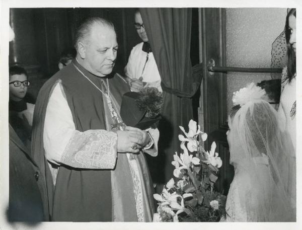 Istituto dei Ciechi di Milano - Interno - Arrivo di Monsignor Arturo Parolini - Accoglienza prima della cerimonia - Bambina con mazzo di fiori