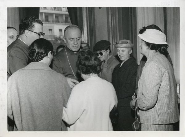 Istituto dei Ciechi di Milano - Sala Stoppani - Interno - Monsignor Pignedoli saluta le signore di Casa Famiglia - Monsignor Varesi