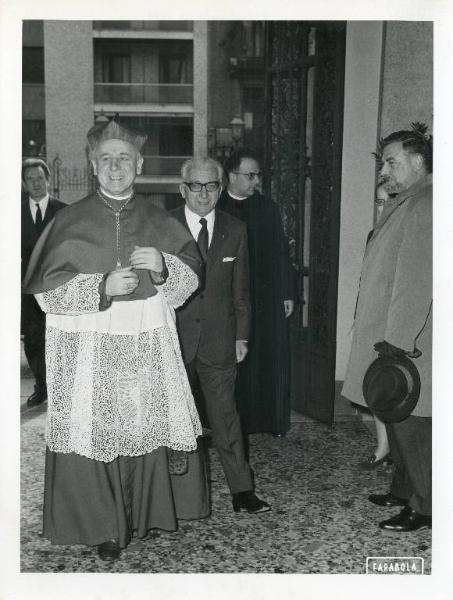 Istituto dei Ciechi di Milano - Atrio - Arrivo in Istituto dell'Arcivescovo Cardinale Giovanni Colombo accolto dal Presidente dell'Istituto Virginio Pozzi