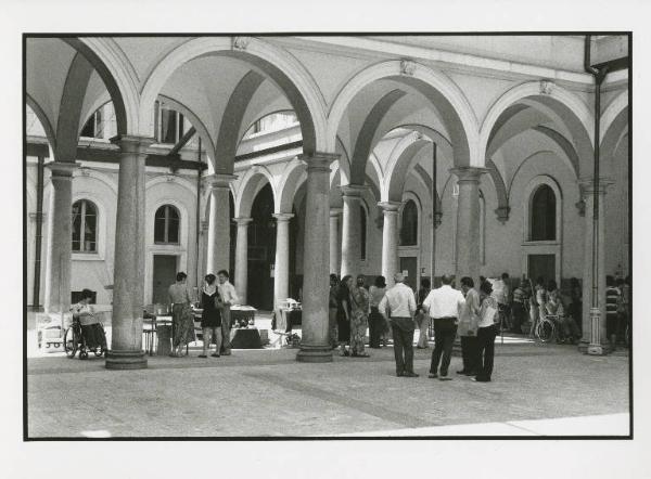 Istituto dei Ciechi di Milano - Cortile e portici - Corso di formazione professionale - Esposizione di fine anno di oggetti creati dagli allievi - Tavoli con oggetti - Pubblico