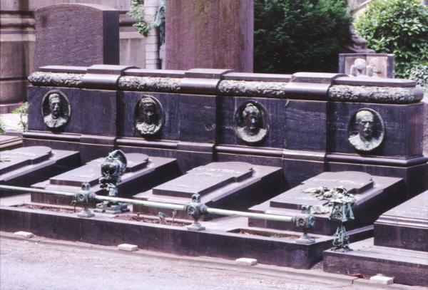 Cimitero Maggiore - Riparto XII, n. 99 - Sepoltura Modulare Regalia Tirelli - Medaglioni in bronzo - Tombe