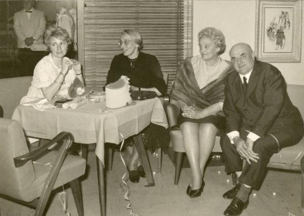 Nave Esperia - Interno - Viaggio di ritorno dall'Egitto - Ritratto di gruppo - Cornelia Panzeri e altre tre persone a un tavolino
