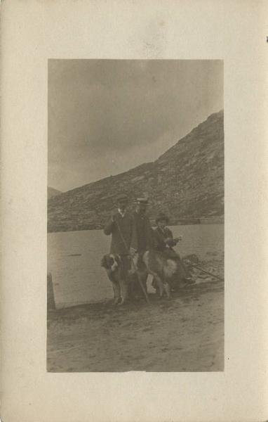 Montagna - Ritratto di gruppo - Ragioniere Giovanni Franzosi con un uomo, una donna e un cane