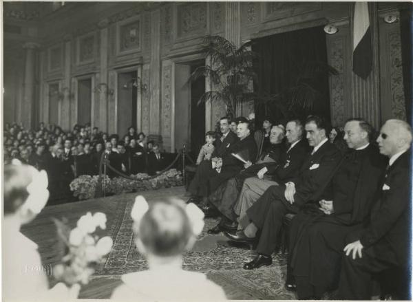 Istituto dei Ciechi di Milano - Sala Barozzi - Interno - Accademia in occasione della Messa d'oro di Monsignor Pietro Stoppani - Palco con Pietro Stoppani, i consiglieri e personale didattico dell'Istituto dei Ciechi