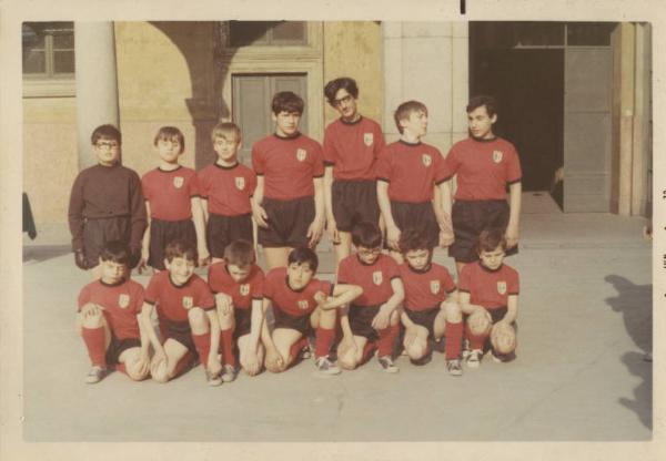 Istituto dei Ciechi di Milano - Scuola elementare - Cortile - Foto di gruppo - Squadra di calcio di allievi dell'Istituto