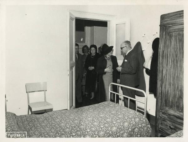Istituto dei Ciechi di Milano - Visita di benefattori - Interno - Il Presidente Virginio Pozzi mostra una stanza da letto
