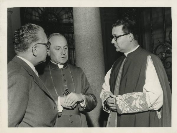 Istituto dei Ciechi di Milano - Atrio - Monsignor Sergio Pignedoli con il Presidente dell'Istituto Virginio Pozzi e Monsignor Varesi