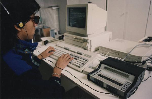 Istituto dei Ciechi di Milano - Aula informatica - Interno - Corso di computer per non vedenti - Allievo al computer - Tastiera Braille
