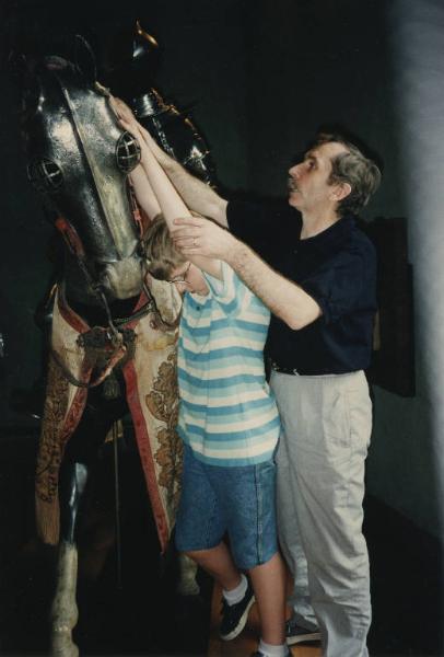 Istituto dei Ciechi di Milano - Aula - Interno - Laboratorio propriocettivo - Bambino tocca una scultura di cavallo