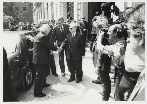 Istituto dei Ciechi di Milano - Visita del Presidente della Repubblica Scalfaro - Il Commissario Rodolfo Masto accoglie Oscar Luigi Scalfaro davanti all'ingresso - Fotografi