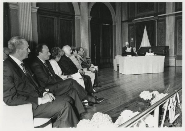 Istituto dei Ciechi di Milano - Visita del Presidente della Repubblica Scalfaro - Sala Barozzi - Interno - Cerimonia - Al tavolo della presidenza Rodolfo Masto e Tommaso Daniele - Seduti a sx: Oscar Luigi Scalfaro, Rosy Bindi, Marco Formentini