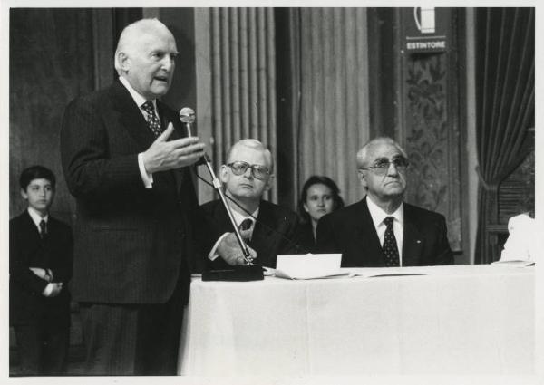 Istituto dei Ciechi di Milano - Visita del Presidente della Repubblica Scalfaro - Sala Barozzi - Interno - Cerimonia - Al tavolo della presidenza Rodolfo Masto e Tommaso Daniele - Oscar Luigi Scalfaro al microfono