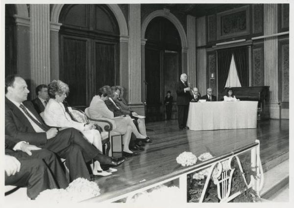 Istituto dei Ciechi di Milano - Visita del Presidente della Repubblica Scalfaro - Sala Barozzi - Interno - Cerimonia / Palco - Al tavolo della presidenza Rodolfo Masto e Tommaso Daniele - Oscar Luigi Scalfaro al microfono - Seduti sul palco a sinistra: Rosy Bindi, Marco Formentini