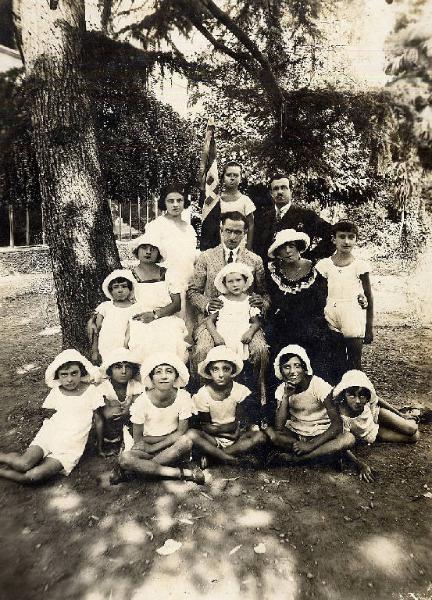 Ercole Marelli (Società) - Dopolavoro - Gruppo di bambini con educatori della colonia climatica - Ritratto / Sesto San Giovanni - Villa Puricelli