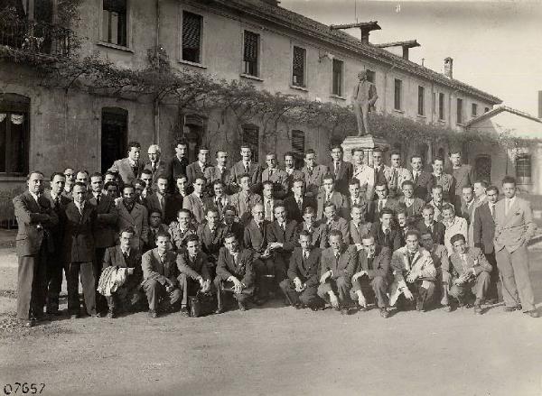 Ercole Marelli (Società) - Visita di laureandi del Politecnico di Milano - Ritratto di gruppo