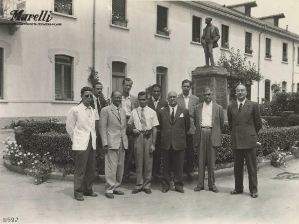 Ercole Marelli (Società) - Visita di studenti portoghesi - Ritratto di gruppo