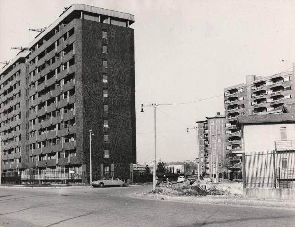 Milano - QT8 - Via Isernia e via Pergine - Edilizia popolare - Palazzi