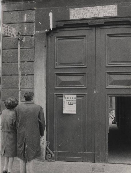 Milano - Vicino a via Caccialepori - Lotta per la casa - Inquilini contro gli sfratti - Cartello di protesta appeso al portone di ingresso del palazzo