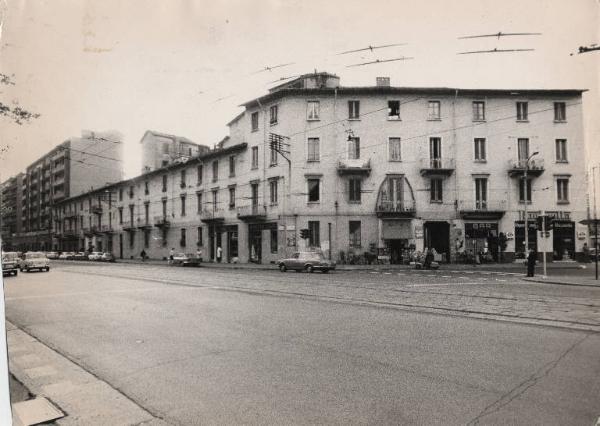 Milano - Piazzale Velasquez angolo via Rembrandt - Palazzi